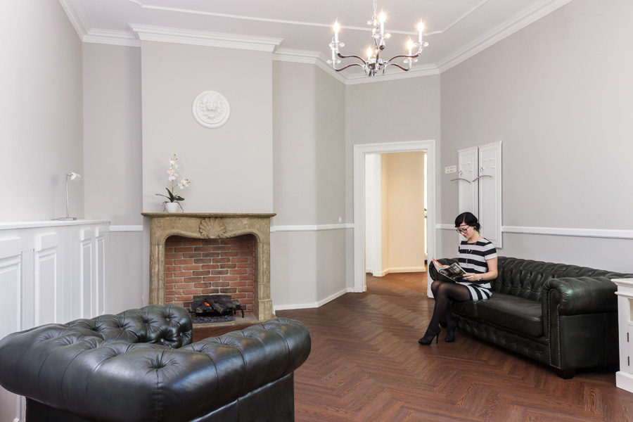 Wartezimmer der Zahnarztpraxis Eine Patientin im Wartezimmer - Zahnarzt Brandenburg an der Havel