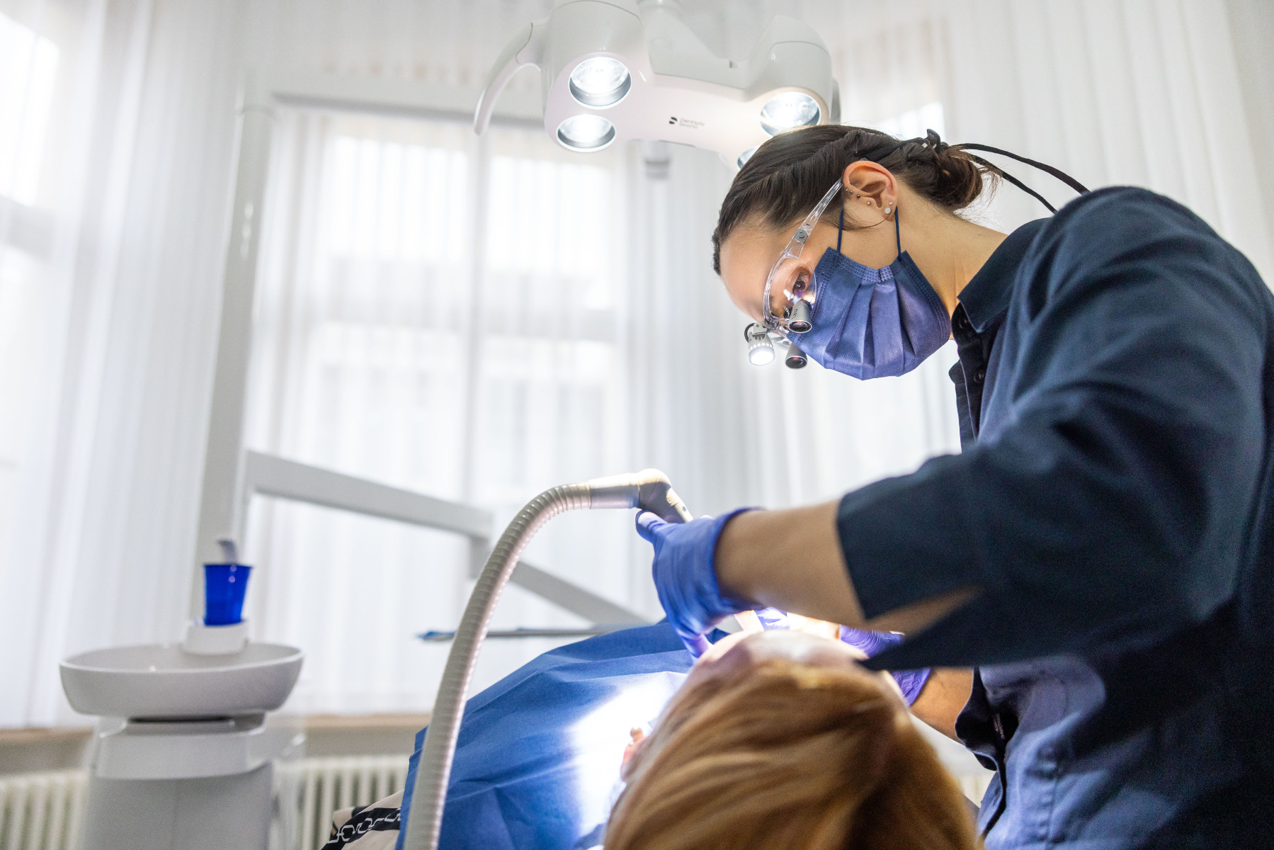 Prophylaxe ZFA mit Patientin bei der Prophylaxe - Zahnarztpraxis Alexander Schulze in Brandenburg an der Havel