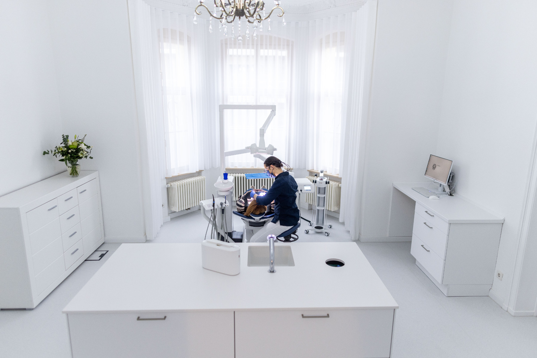 Modernes Behandlungszimmer des Zahnarztes Alexander Schulze Behandlungszimmer des Zahnarztes Brandenburg an der Havel